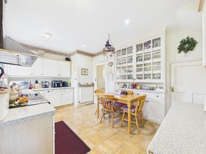 Kitchen/Breakfast Room- click for photo gallery